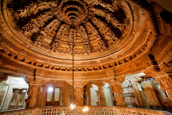 12 世紀の寺院はジャイナ教の彫刻の壁 — ストック写真