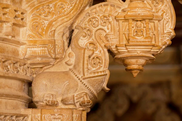 Pilastri con antiche sculture in pietra santuario — Foto Stock