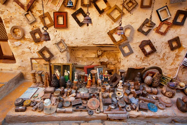 Flohmarkt mit Second-Hand-Bilderrahmen — Stockfoto