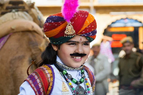 幸せそうな顔で子供を示す美しいインド衣装 — ストック写真