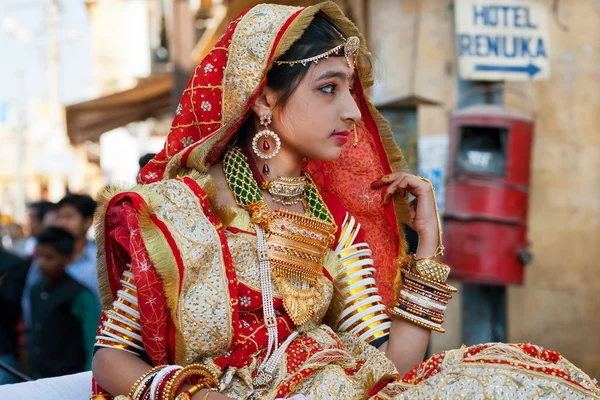 Девушка в индийском платье сари собирается на карнавал — стоковое фото