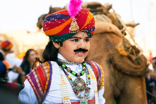 砂漠祭りのカーニバルに偽の口ひげを持つ子供 — ストック写真