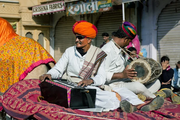 Музыкальная группа пожилых раджастанских музыкантов играет песни — стоковое фото