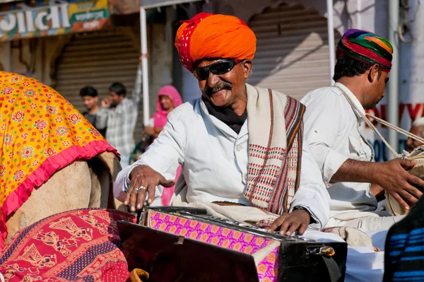 Music band of elderly Rajasthan musicians play songs — 图库照片