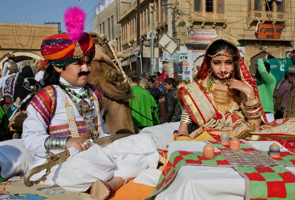 Niños con disfraces nacionales sentados en el puesto de carnaval —  Fotos de Stock