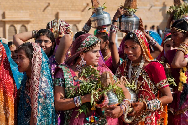 Niedliche indische Mädchen plaudern während des berühmten Wüstenfestivals — Stockfoto