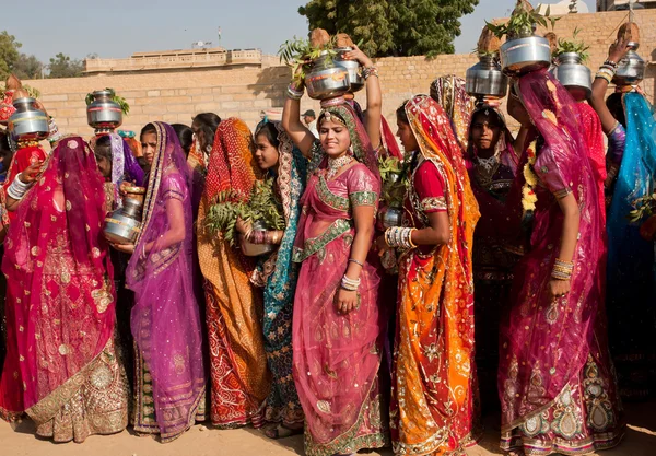 Schön gekleidete Frauen auf dem berühmten Wüstenfest — Stockfoto