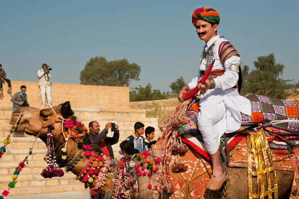 Camel riders in the crowd of the popular Desert Festival — Stock Photo, Image