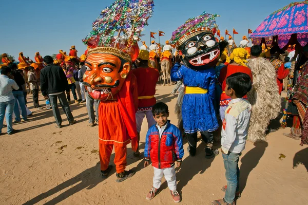 Les enfants s'amusent dans la foule de célébration des personnages de l'hindouisme — Photo