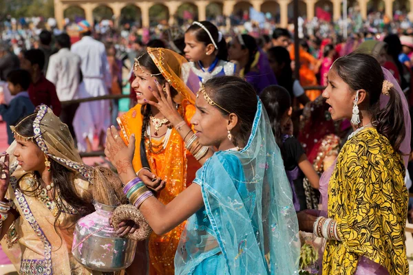 Mädchen in schönen indischen Kleidern beim Wüstenfest — Stockfoto