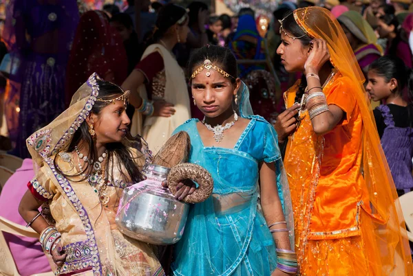 Girls in beautiful indian dresses at the Desert Festival — Stockfoto