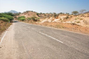 Terk edilmiş alanda boş yol