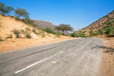 Terk edilmiş alanda boş yol