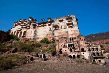 Kuru peyzaj etrafında 17. yüzyıl Sarayı, Taragarh kale 