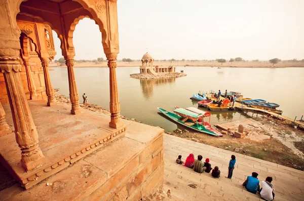 古代インドの塔を持つ川の川のボート — ストック写真