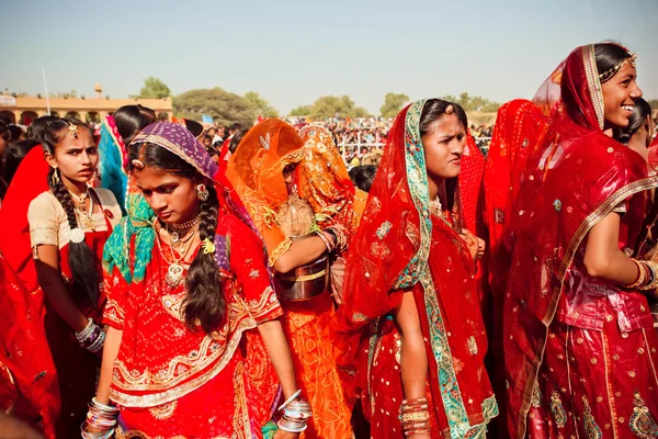 Många ansikten av indiska kvinnor i färgglada publiken av landsbygdens Festival — Stockfoto