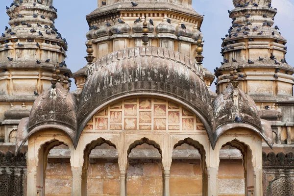 Kolommen en getextureerde muur van torens in historische Hindoeïstische tempel — Stockfoto