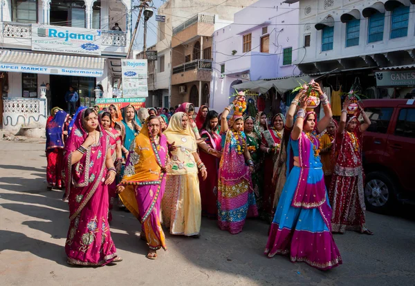 Foule de belles femmes habillées marchant à la célébration du mariage — Photo