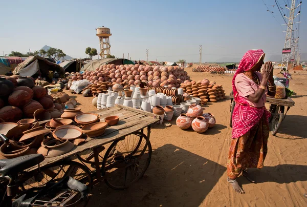 Seniorin im Sari nimmt im Dorf die Hände in die Hand — Stockfoto