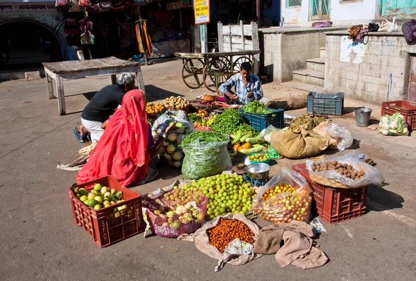 Mercato delle verdure sulla strada soleggiata della città indiana — Foto Stock