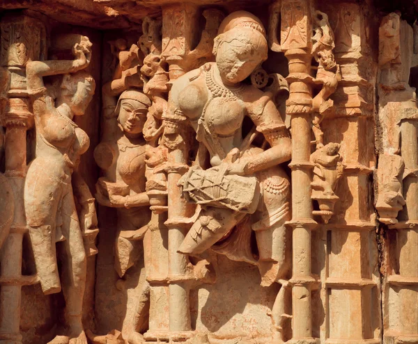 Vrouw slaat de trommel aan de voorzijde van de Hindoeïstische tempel — Stockfoto