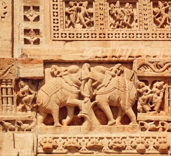 Verwoeste bas-reliëf op de muur van de tempel, India — Stockfoto