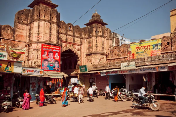 Indian people walking near old gate of historical city — Stock Photo, Image