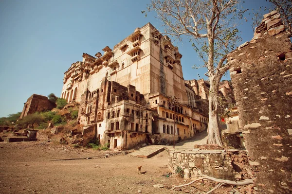 Trockene Landschaft um den Palast der Taragarh-Festung aus dem 17. Jahrhundert — Stockfoto
