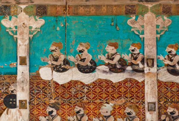 Indian men in vintage dresses sitting on mural on the Indian palace — Stock Photo, Image