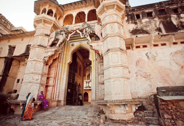 Vrouwen staan op de toegangspoort van de 17e eeuw Taragarh Fort Rechtenvrije Stockfoto's