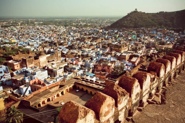 Alto punto di vista sul paesaggio urbano con case tradizionali indiane con pareti blu, India . Foto Stock Royalty Free