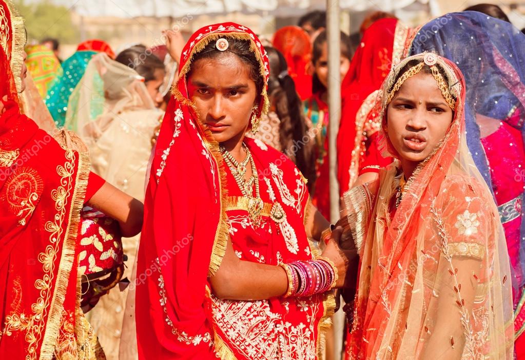 Schone Indische Madchen In Traditionellen Sari Kleidern Redaktionelles Stockfoto C Radiokafka