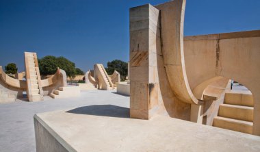 Eşsiz astronomik araç Rashivalaya Yantra ile eski gözlemevi, zodyak işaretleri temsil eden