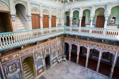 Podar Haveli Müzesi içinde eski fresk duvarları ile benzersiz sanat alanı