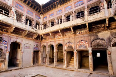 Tarihi konak Havely bahçesinde, Rajasthan Hindistan kırık duvar resimleri ile