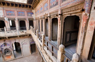 Tarihi konak Havely bahçesinde, Rajasthan Hindistan kırık duvar resimleri ile
