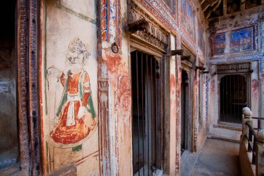 Tarihi konak Havely bahçesinde, Rajasthan Hindistan kırık duvar resimleri ile