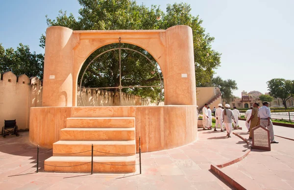 Group of tourists walk past the astronomical instruments in observatory Jantar Mantar — Stock Photo, Image