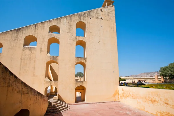 Arkitektur av det forntida astronomical instrumenterar av observatorium Jantar Mantar — Stockfoto