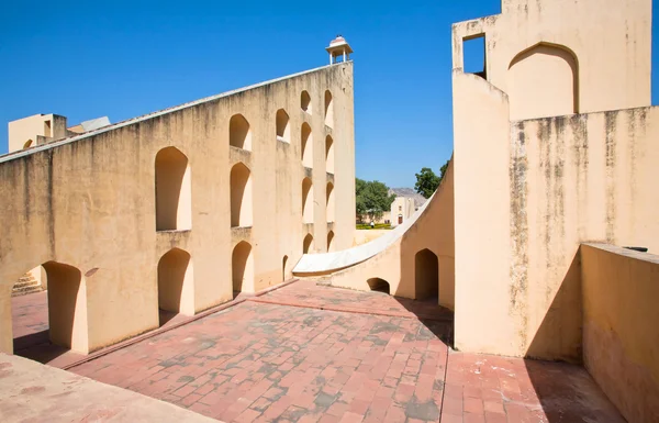 Παλιά δομή Samrat Yantra-το μεγαλύτερο πέτρινο ηλιακό ωρολόγιο στον κόσμο — Φωτογραφία Αρχείου