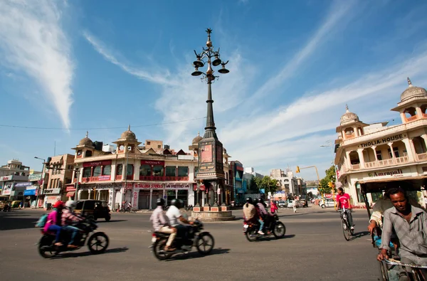 Cyklar fortkörning på den breda gatan i Indien — Stockfoto