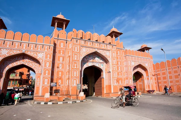 Ajmer cancello della storica città rosa muro e ciclista in movimento — Foto Stock