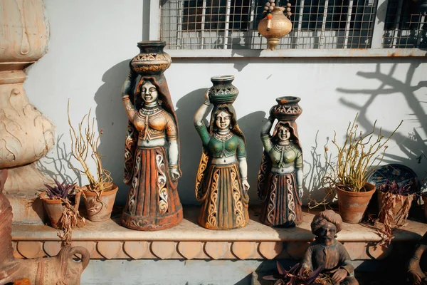 Figuras vintage de mulheres indianas carregando água em frascos — Fotografia de Stock