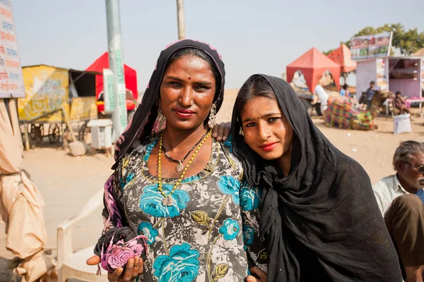 Duas mulheres indianas felizes possuindo na rua da aldeia — Fotografia de Stock