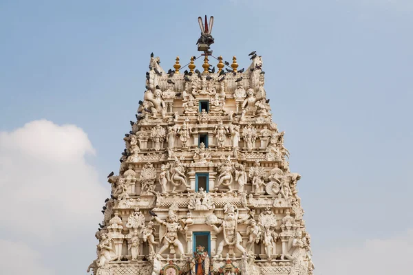 Tanrıların birçok heykelleri ile Hindu tapınağı — Stok fotoğraf