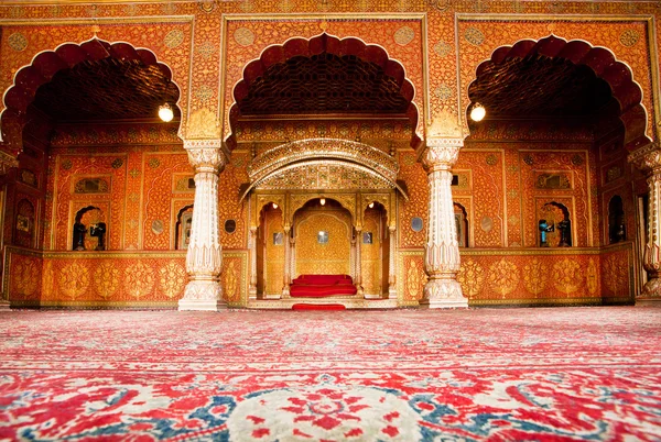 Золотой зал отдыха махараджи во дворце форта Джунагарх XVI века — стоковое фото