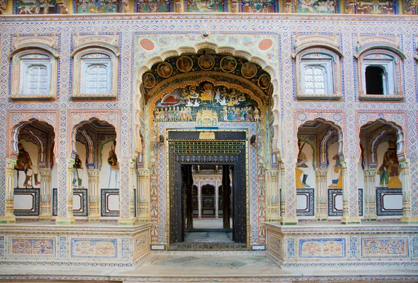 La vida de las personas en los murales en el patio de la antigua mansión en la India — Foto de Stock