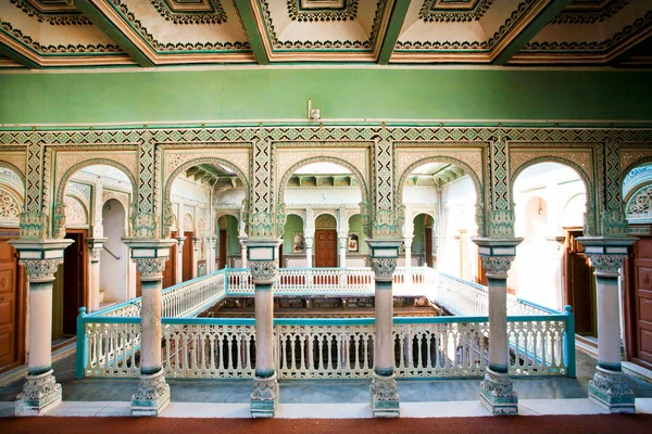 Στήλες μέσα στο πολύχρωμο ιστορικό αρχοντικό της πλούσιας ινδικής οικογένειας — Φωτογραφία Αρχείου