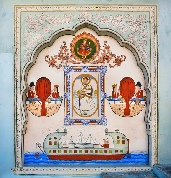 Bohatá indická Raja a jeho loď na zrekonstruované freskami ve starém sídle — Stock fotografie