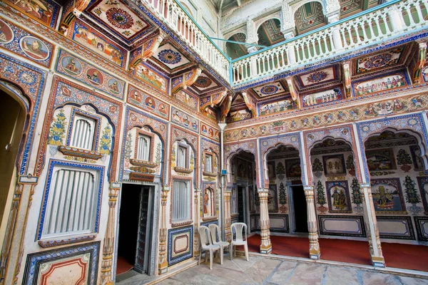 Colorful frescoes inside the courtyard of old Dr. Ramnath Podar Haveli Museum — Stock Photo, Image